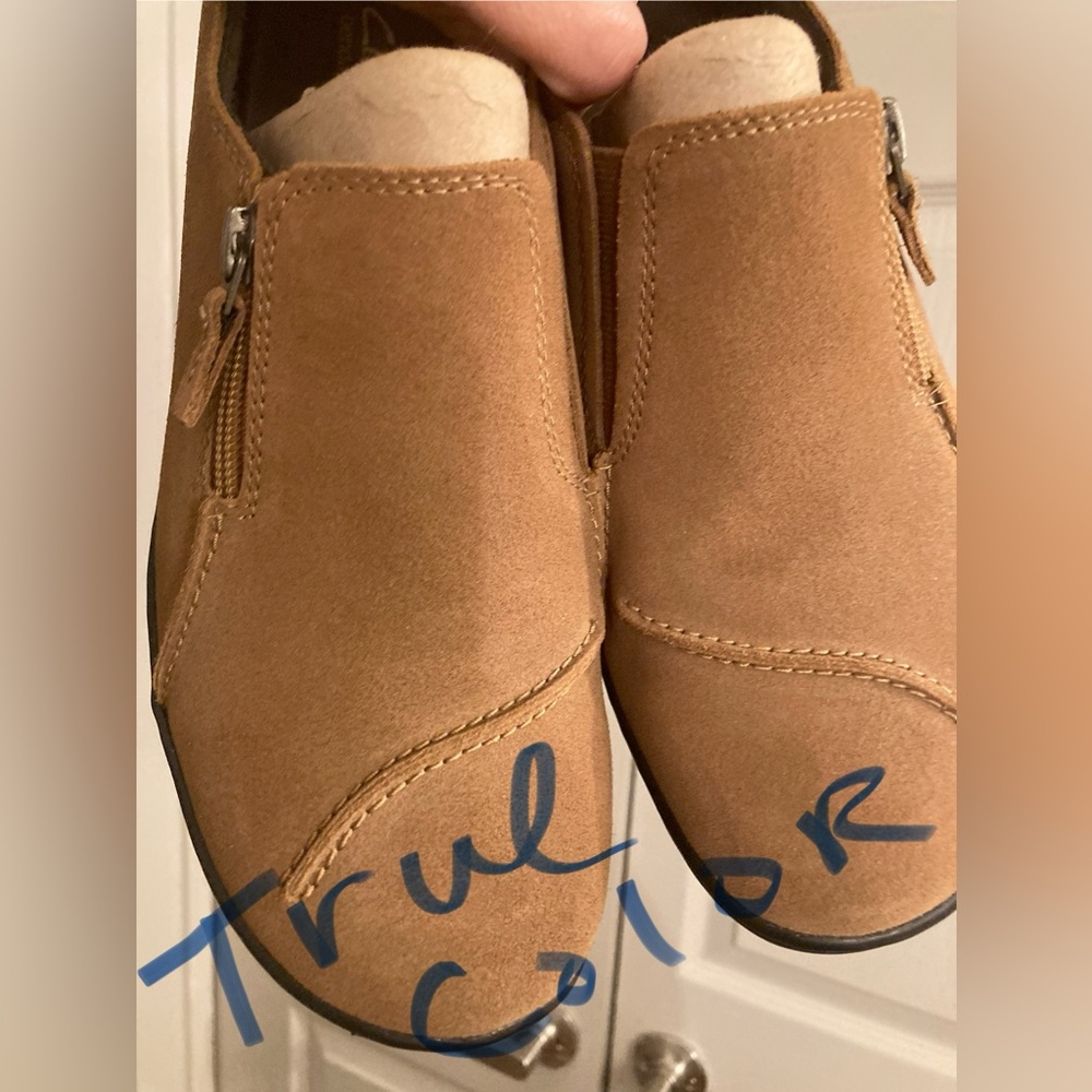 Clarks bendable tan suede size 9M